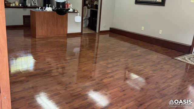 High-gloss wood/laminate floor in salon