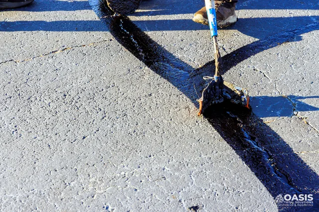 Hot-pour crack sealing spread for a uniform band